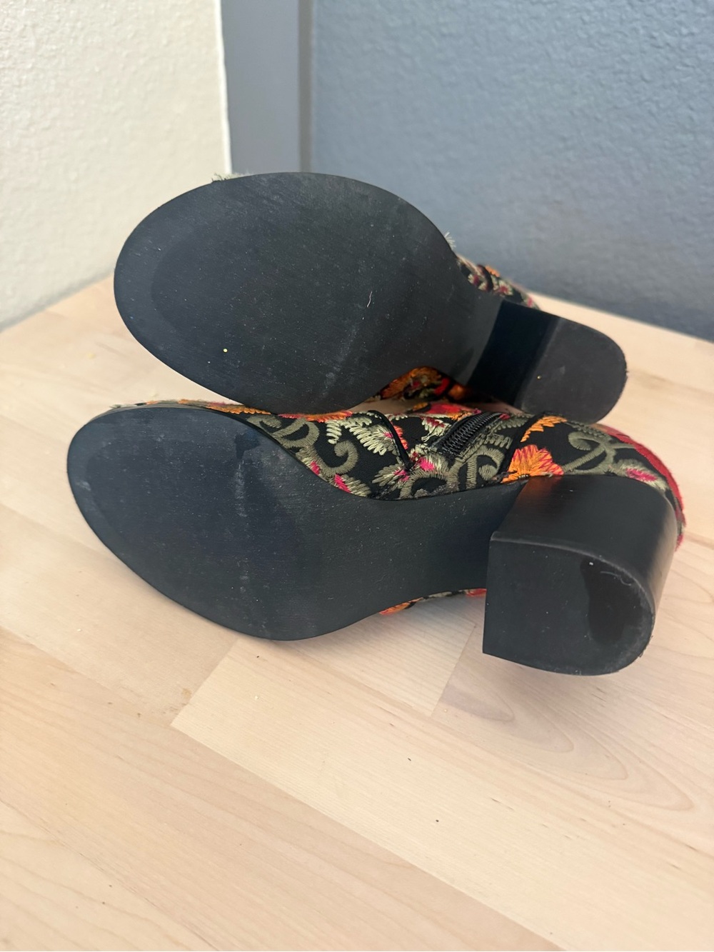 Crown Vintage embroidered peep toe boots. Size 6. - Picture 6 of 11